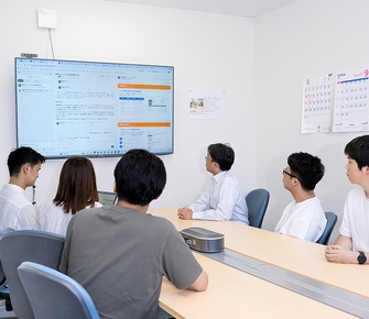 チームメンバーが話し合っている様子