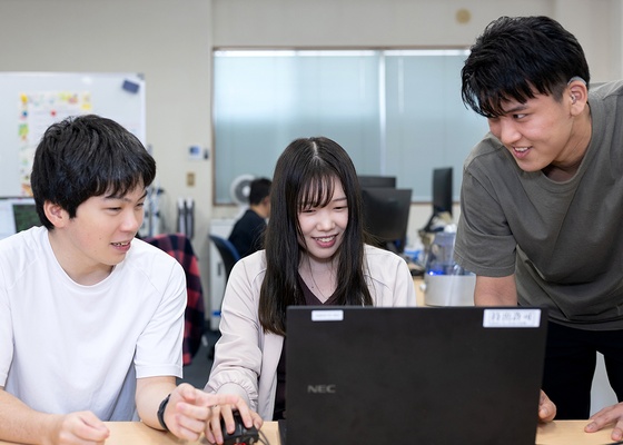 PG／SEがチームで作業する様子